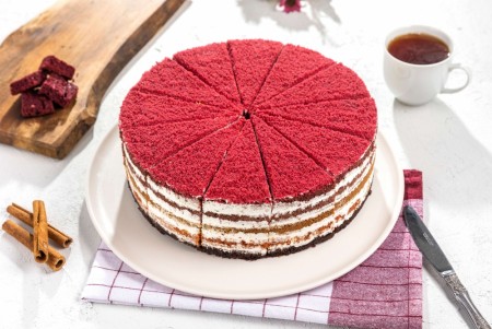 Rainbow Red Velvet Cake 1800 GR 12 Slices